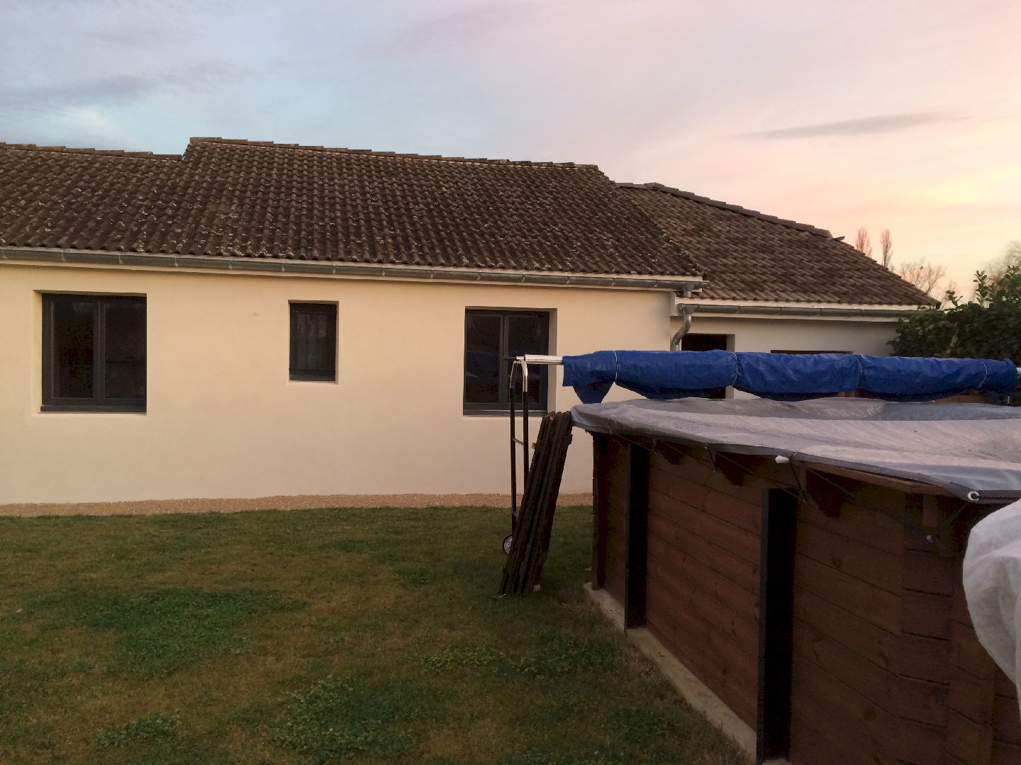 Maison individuelle rénovée avec extension à Sainte-Euphémie vue de l'arrière Maison individuelle rénovée avec extension à Sainte-Euphémie vue de l'arrière