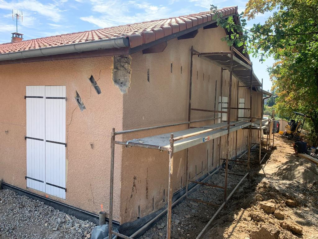 Vue de la maison avec ses agrafes - Lissieu 68